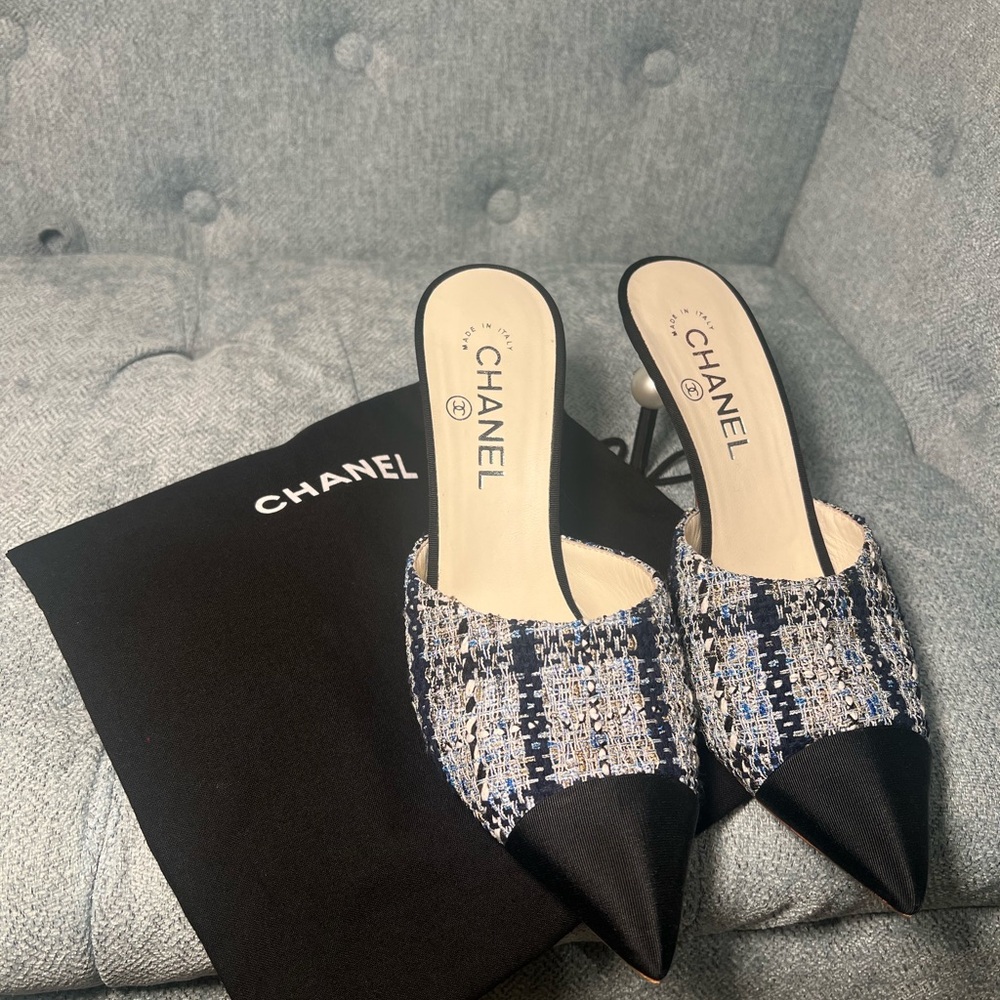 CHANEL Black/Blue Tweed & Grosgrain pointed toe CC Pearl heel Mule